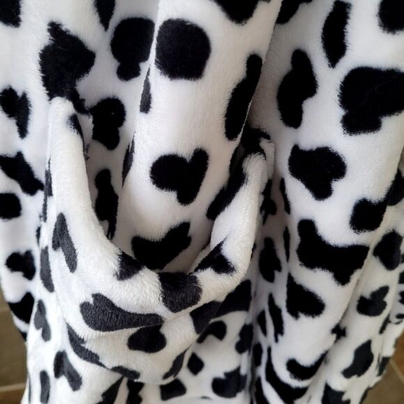 COOHC Cow Print Large Oversized Soft Scarf with Pockets - Picture 4 of 5